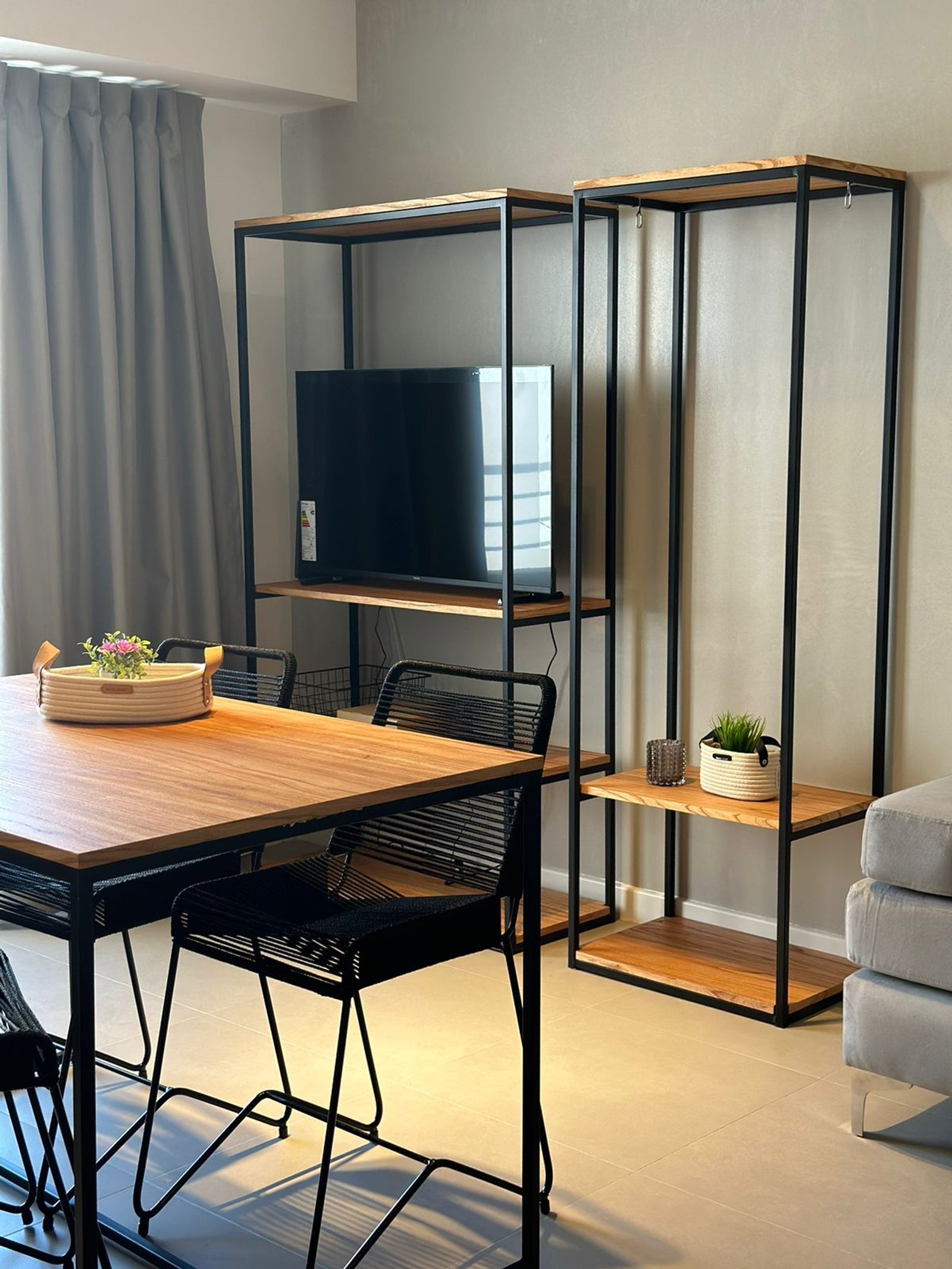Comedor moderno con estanterías abiertas y mesa de madera — proyecto Airbnb, por Estudio Hirsch, en Buenos Aires